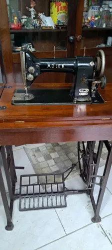 Maquina de costura antiga alemã Marca Adler