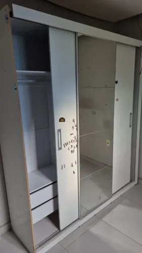 Guarda-roupa branco com espelho