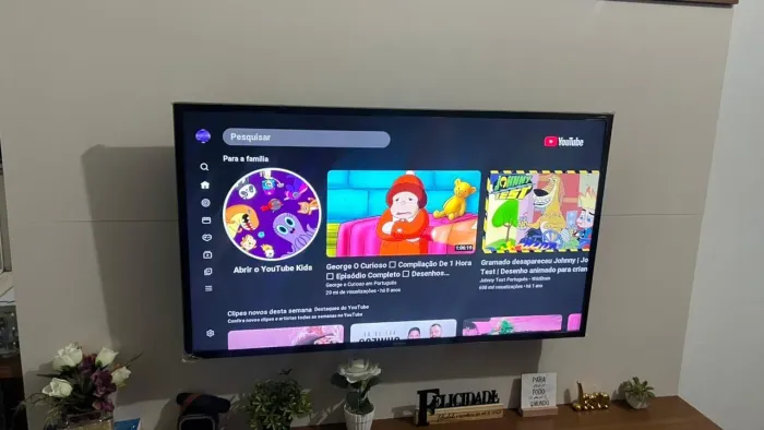 Vendo tv Samsung smart de 40 polegadas ainda no plástico toda zerada menos d um ano d uso 