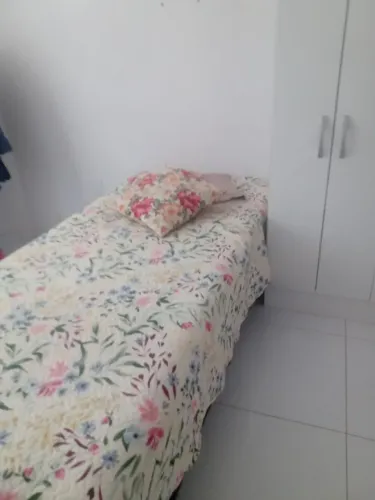 Guarda roupa e cama de solteiro