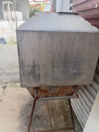 Churrasqueira grande para assar frangos e carnes.