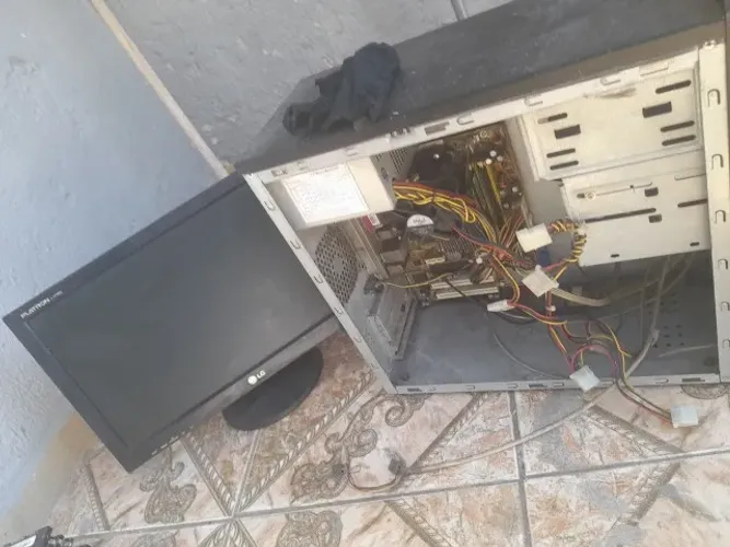 Sucata de informática - Monitor + gabinete com placa e fonte