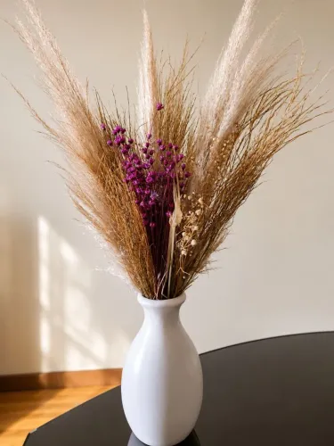 Vaso Branco de Cerâmica com Arranjo de Flores Secas