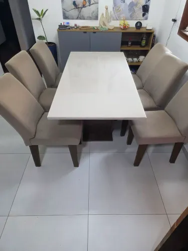 Conjunto de mesa em MDF e tampo de vidro off-white com 6 cadeiras em MDF e estofadas.