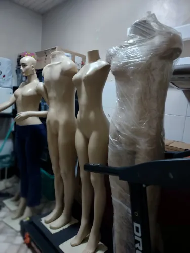 Vendo esses manequins  com avarias na base 