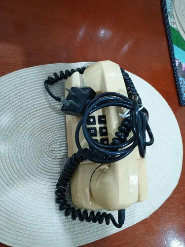Aparelho telefone antigo.