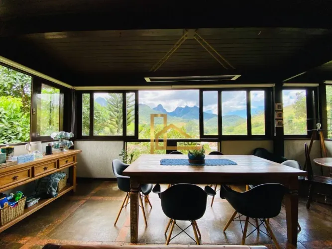 Casa com Vista para as Montanhas, 3 dormitórios em condomínio à venda em Vargem Grande - T