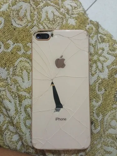 iPhone 8 plus bateria 100% quebrando só a traseira traseira 900,00