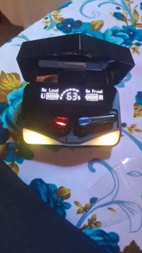 Fone de ouvido novo nao tem nem mês de uso vendo qualquer coisa *