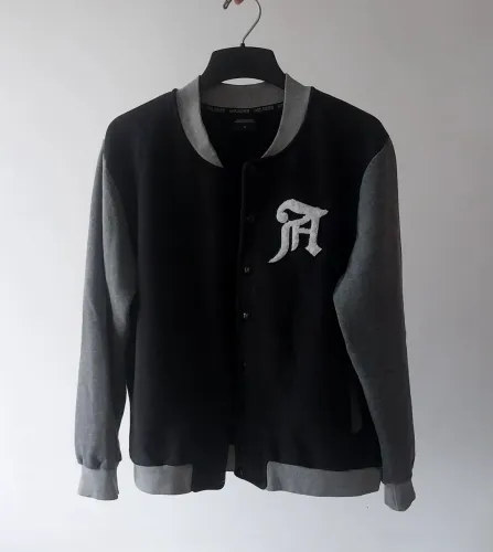 Casaco Moletom Anjuss Varsity College Preta/Cinza Tam. M