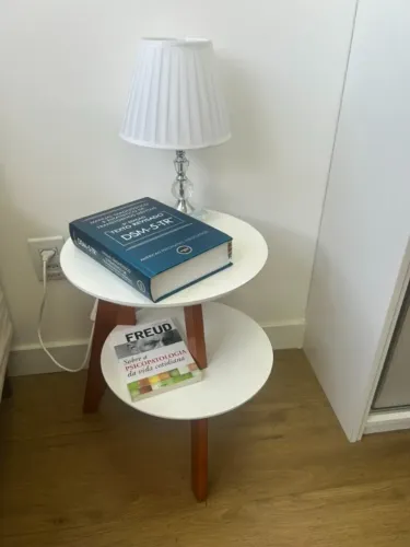 MESA DE LATERAL - TAMPO DUPLO BRANCO COM PÉS AMADEIRADO
