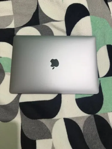 MacBook Air, 2020, chip M1, com bateria em 97%
