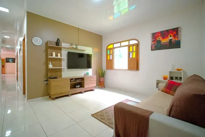 Casa térrea com 3 suítes e 6 vagas de garagem.