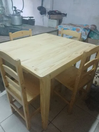 Mesa com 4 cadeiras de madeira de pinus