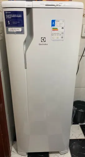 Geladeira Electrolux Degelo Prático RE31 com Controle de Temperatura 240L