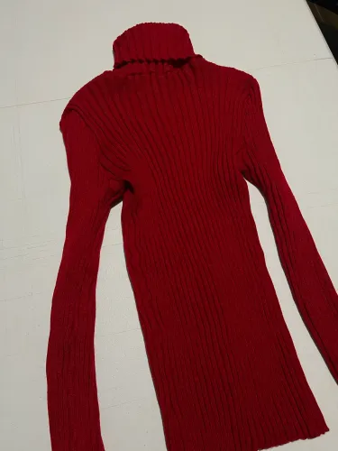 Blusa vermelha tricot gola alta