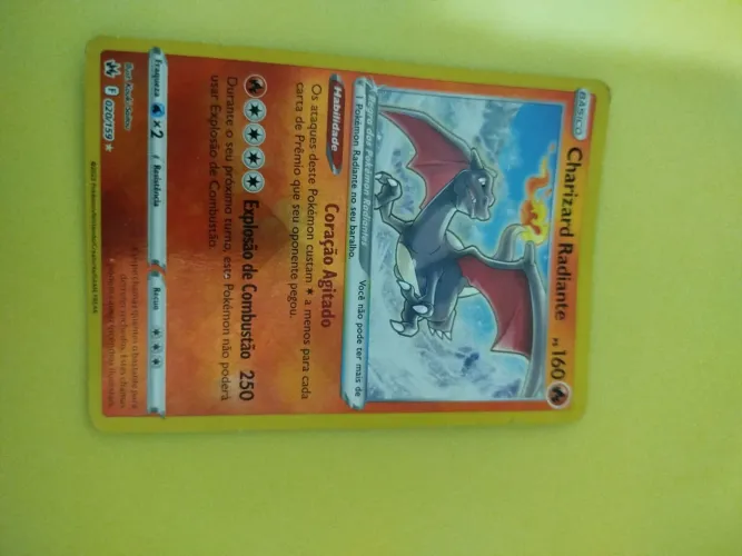 Cartão de Pokémon Charizard Radiante