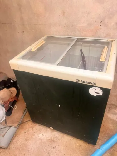 Freezer vertical com vidro