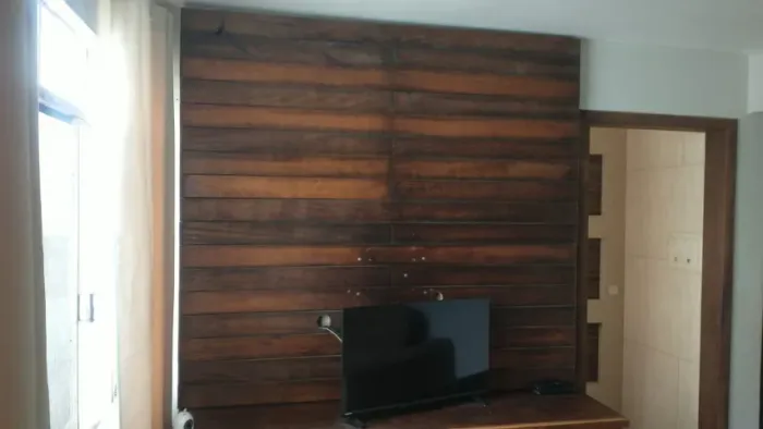 Painel e Rack de Madeira Maciça