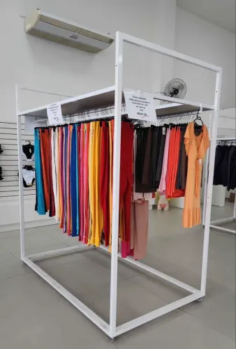 Arara para loja de roupas c/ Prateleira Superior para Estoque - Ideal para Vestidos Longos