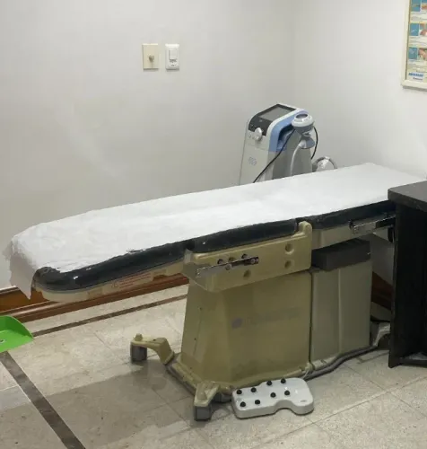 Maca elétrica / mesa de procedimentos para consultório - USADA