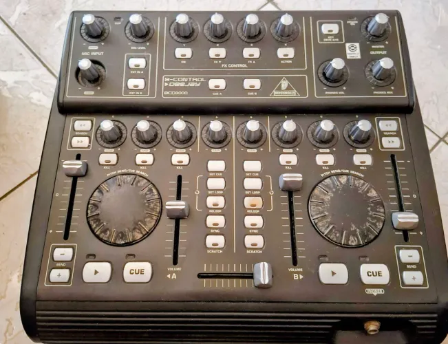 Controladora BEHRINGER BCD-3000