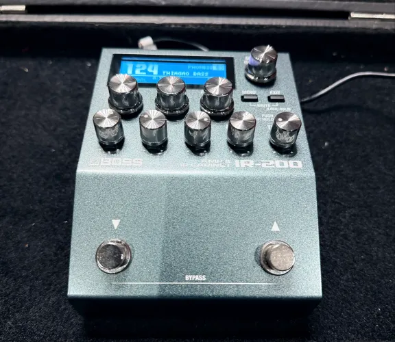 PEDAL BOSS IR-200 AMP & IR CABINET | IMPECÁVEL