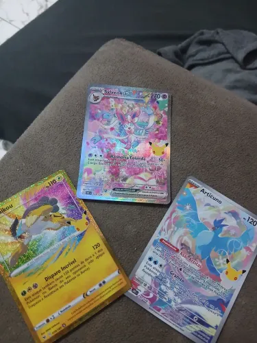 Sylveon, Raikou e Articuno 30 anos