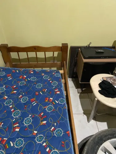 Cama de solteiro em madeira maciça 