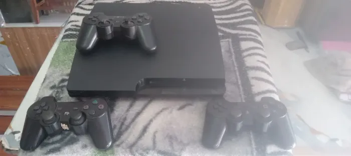 Vendo 3 consoles com defeito , bom p quem consertar p vender, um ps3 e 2 xbox s.