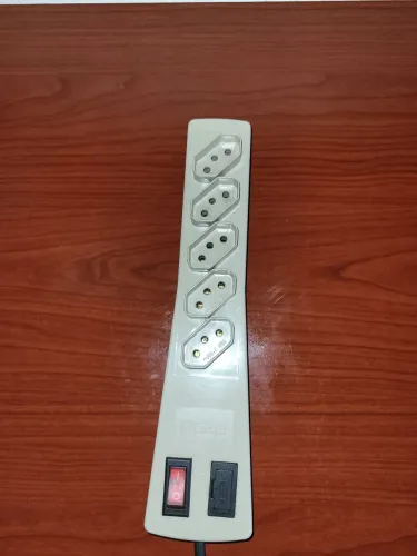 Filtro de Proteção Elétrico 10A com 5 Entradas de Tomadas 3 pinos ( SÓ RETIRADA  ).