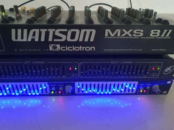 Eletrônico mesa de som e equalizador.
