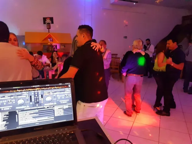 Som, jogo de luz e dj