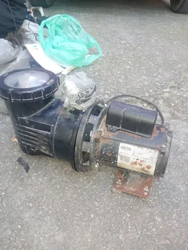 Vendo bomba de piscina queimada,com pré filtro marca dancor,monofásica 110v/220v