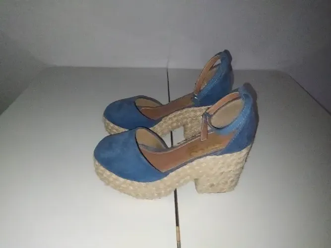Sandálias 35 por R$40 "Originais da Masha"