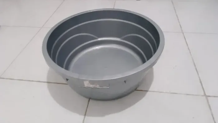 Bacia de plástico de 47 cm de diâmetro, limpa e pouco usada
