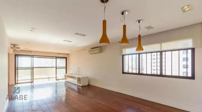 Apartamento amplo à venda em Moema, SP
