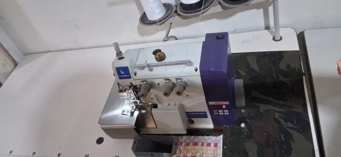 Máquina de Costura Overlock Industrial Lanmax 3 Fios elétrica com mesa e moto Direct Drive