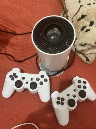 Projetor + 2 controles de vídeo game