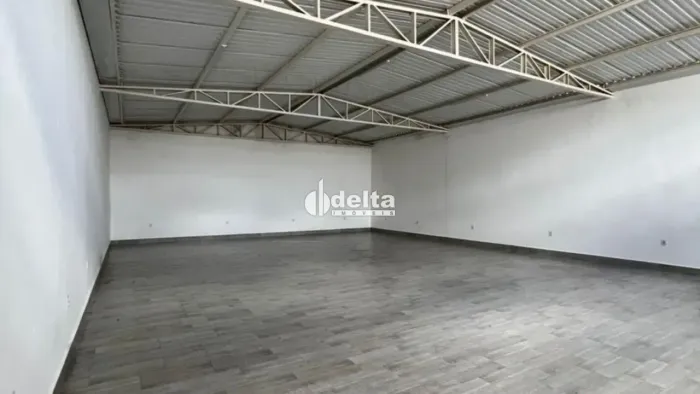 Casa com 2 quartos disponível para venda no bairro Segismundo Pereira em Uberlândia-MG