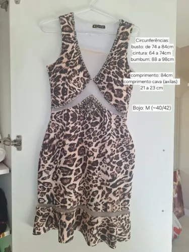 Vestido de oncinha com transparência e pedraria