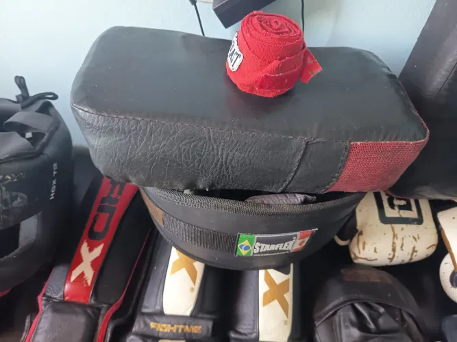 Vendo luvas de boxe completo, para duas pessoas treinarem