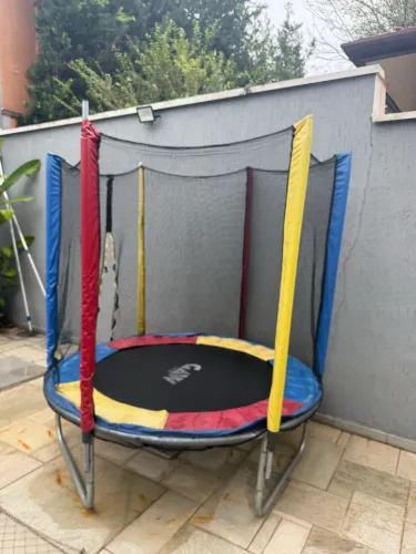Cama Elástica / Pula-Pula Infantil Colorido com Rede de Proteção