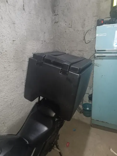 Vendo baú moto,fazer 250 incluso suporte pra baú