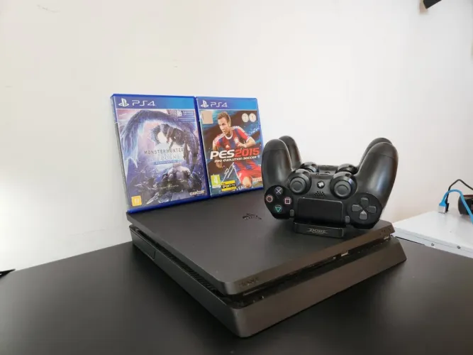 PS4 Slim + 2 Controles + 2 Jogos + Base Carregadora de Controles