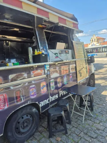 Food truck pronto para trabalhar , no metrô Tiradentes 