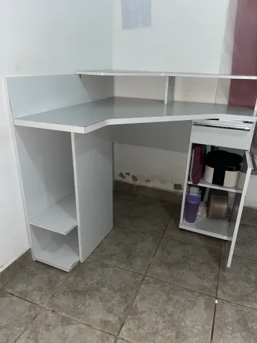 Escrivaninha de canto branca