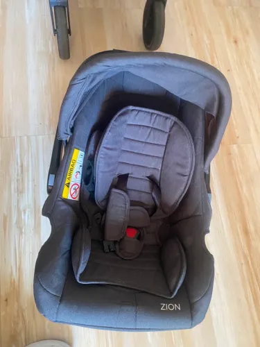 Carrinho de Bebê E Bebê Conforto