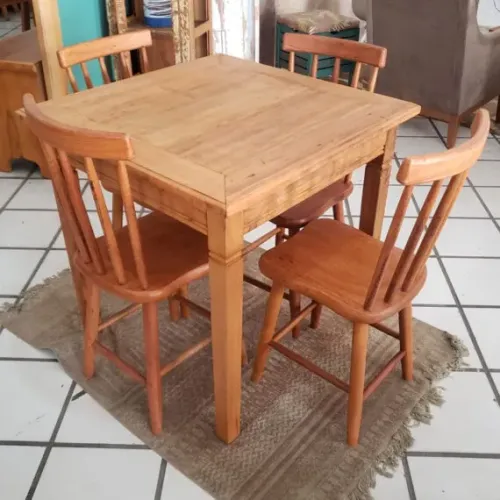 MESA QUADRADA MAQUINADA PÉ DIAMANTE