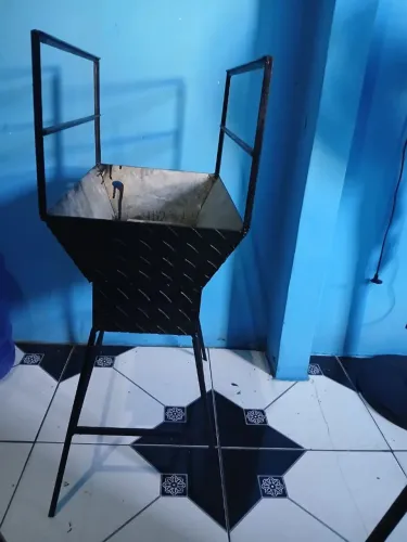 VENDE-SE UMA CHURRASQUEIRA NOVA COM FUNDO GALVANIZADO 